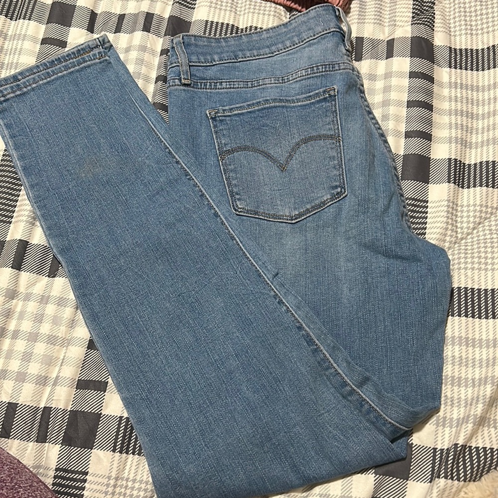Women’s Levi’s light blue ripped jeans